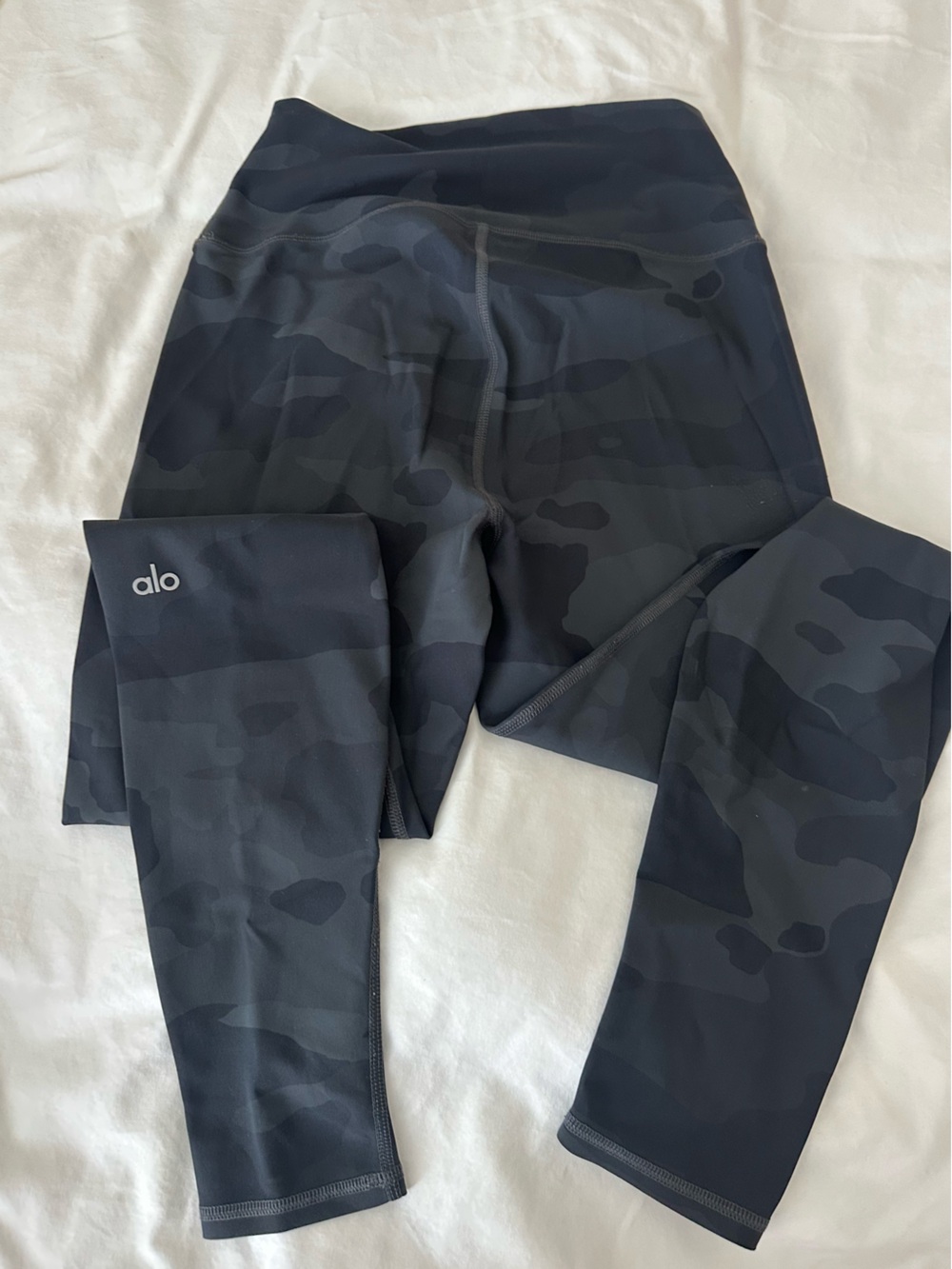 ALO Yoga Women’s Black and Gray Camo Joggers - Picture 5 of 5
